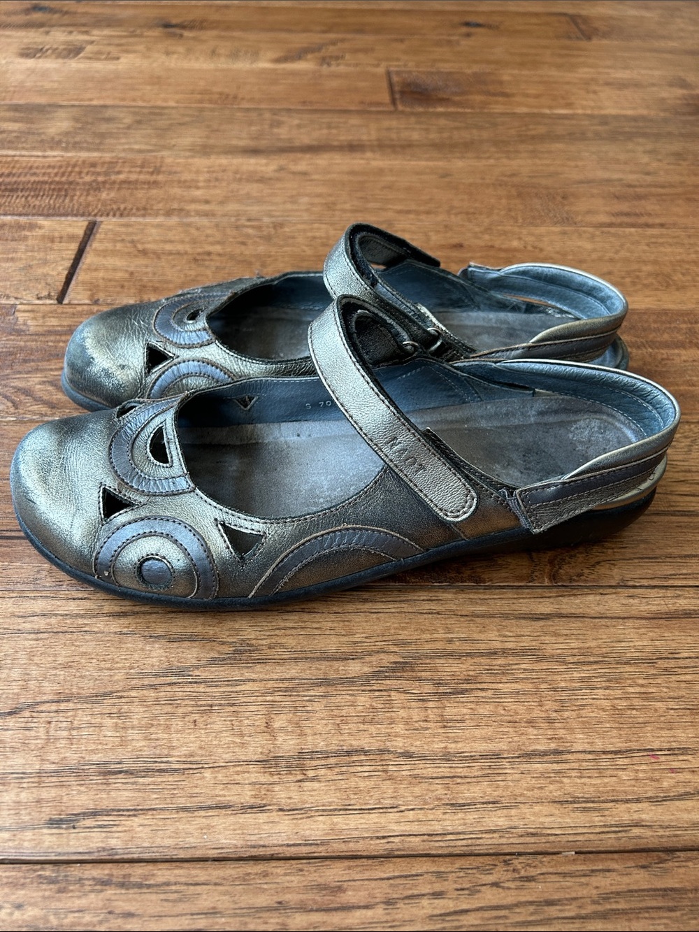 Naot Rongo Slingback Mary Jane Flats Comfort Shoes Metallic Leather Size 42 - Picture 5 of 10